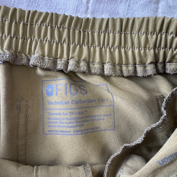 FIGS Women’s Technical Collection One-pocket top & Skinny Pants - Picture 4 of 8